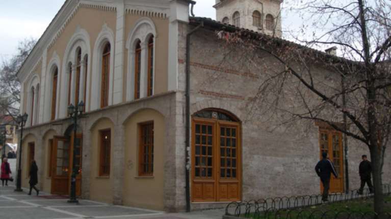 Εριξαν νερό σε κοριτσάκι που ζητιάνευε για να το διώξουν από την εκκλησία