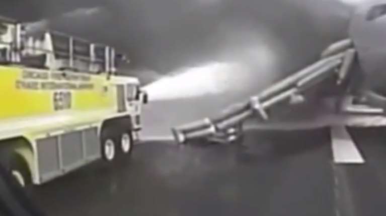 Αεροσκάφος με 161 επιβαίνοντες τυλίγεται στις φλόγες πριν την απογείωση