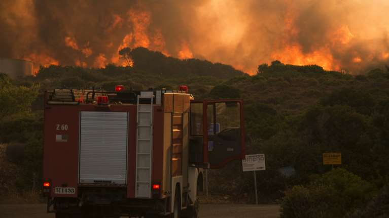 Νύχτα αγωνίας στα Κύθηρα: Συνεχίζεται η μάχη με τις φλόγες
