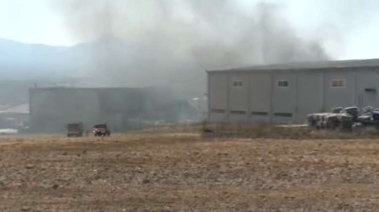 Πυρκαγιά σε εξέλιξη σε εργοστάσιο τυποποίησης ελαιολάδου στα Μέγαρα