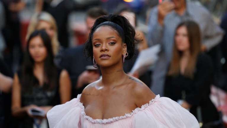 Τολμηρή η Ριάνα: Εκανε την ανατροπή με φουλ καλοκαιρινή διάθεση