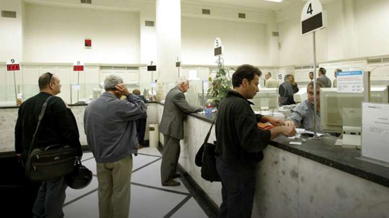 Θερινό «τσουνάμι» 1.000 κατασχέσεων την ημέρα από την εφορία