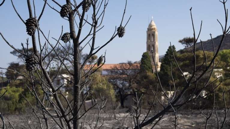 Βολές από τα κόμματα στην κυβέρνηση για τη φωτιά στα Κύθηρα