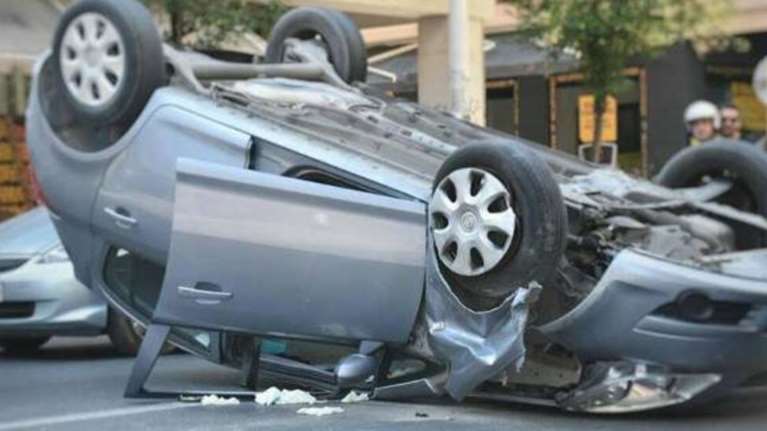 Απίστευτο: Αυτοκίνητο τούμπαρε στο κέντρο της Θεσσαλονίκης [εικόνες]