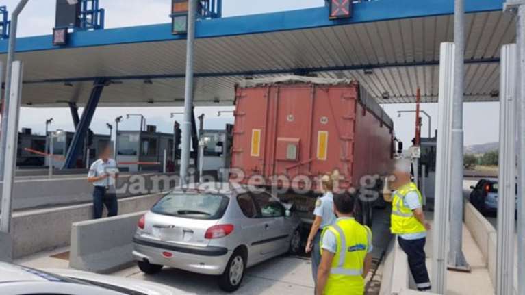 Λαμία: Καρφώθηκε πίσω από νταλίκα στα διόδια [εικόνες]