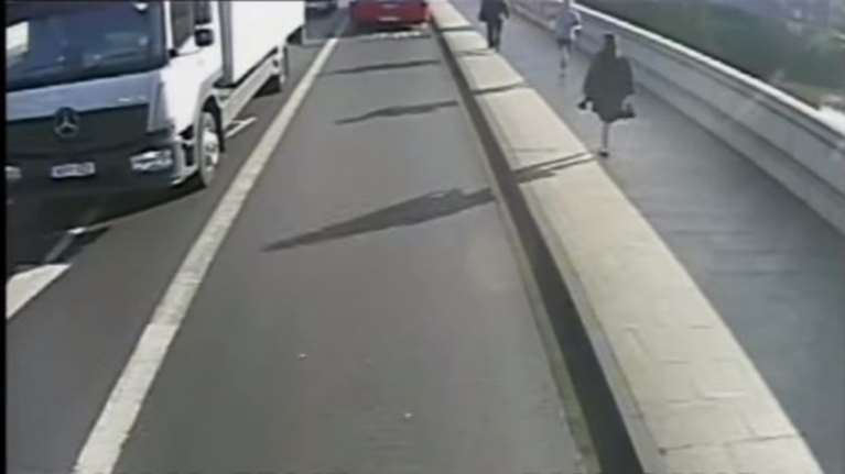 Σοκαριστικό βίντεο: άνδρας σπρώχνει γυναίκα στις ρόδες λεωφορείου