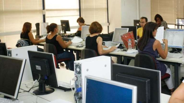 &quot;Ξεπαγώνουν&quot; οι αυξήσεις μισθών για τους δημοσίους υπαλλήλους- Ποιους και πόσους αφορά το νομοσχέδιο Βορίδη