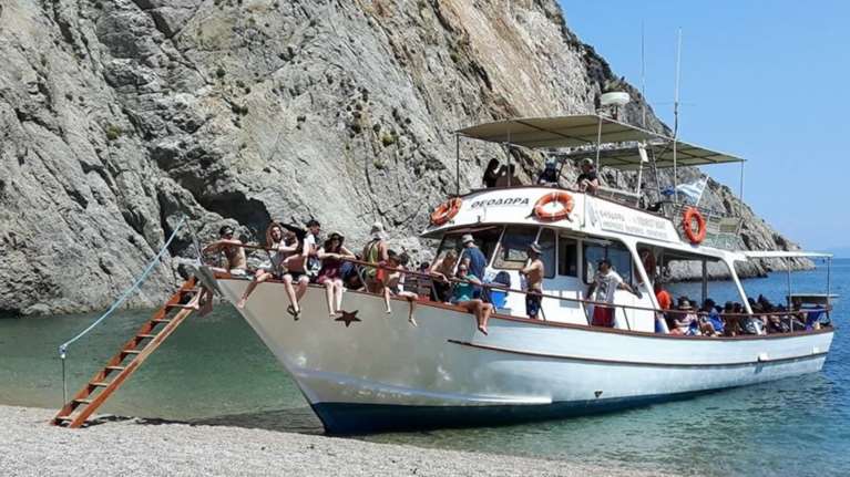 Στις φλόγες το μοναδικό περιηγητικό σκάφος της Σαμοθράκης