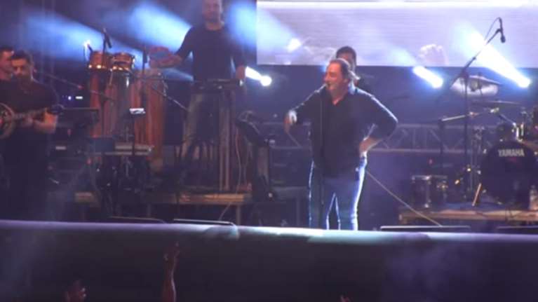 Βασίλης Καρράς: Λύγισε πάνω στην σκηνή - Το συγκινητικό του μήνυμα [βίντεο]