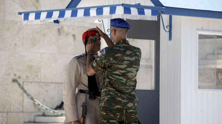 Οι δύσκολες ώρες των Ευζώνων στο «λιοπύρι» του Συντάγματος