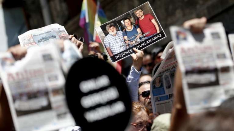 Επιχείρηση των τουρκικών αρχών και συλλήψεις δημοσιογράφων