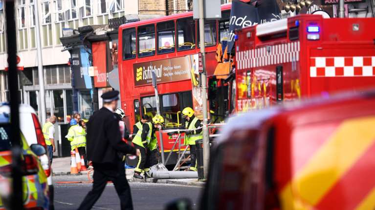 Λεωφορείο έπεσε σε κατάστημα στο Λονδίνο - Υπάρχουν τραυματίες