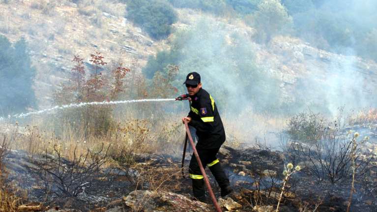 Υπό έλεγχο η φωτιά στην Καισαριάνη κοντά στο Σκοπευτήριο
