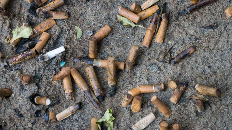 Όχι αποτσίγαρα στις παραλίες - Μάθετε τι προκαλούν