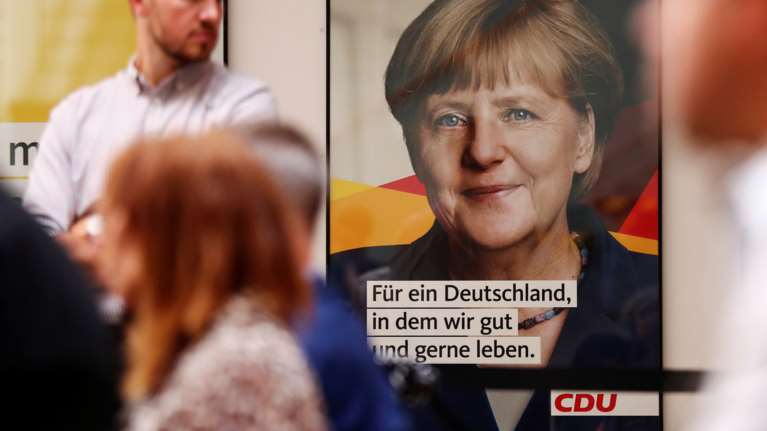 Γερμανικές εκλογές: Η Μέρκελ χάνει «πόντους» αλλά δεν ανησυχεί