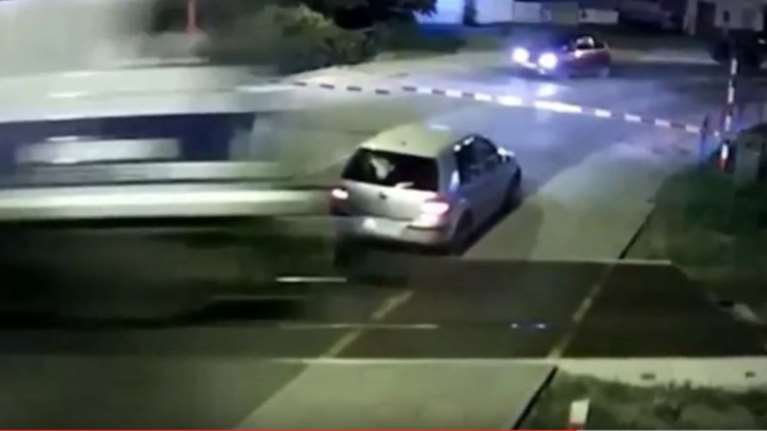 Οδηγός γλίτωσε στο... παρά τσακ σφοδρή σύγκρουση με τρένο