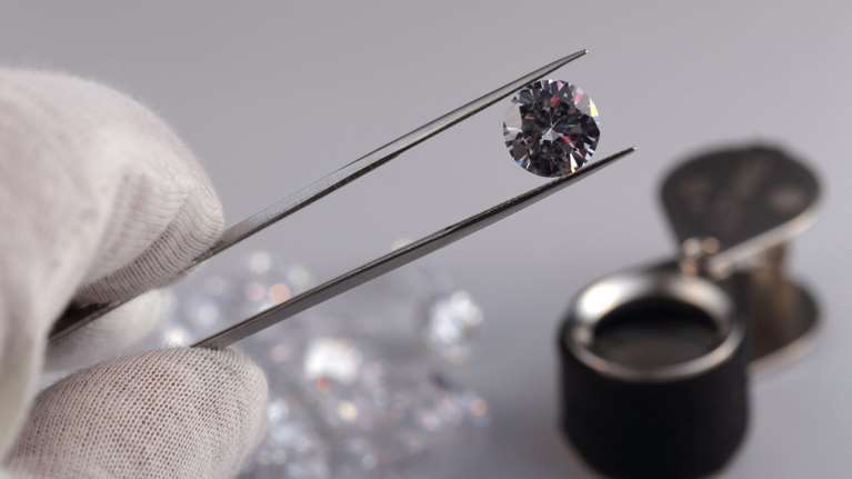 Είχε ολόκληρο θησαυρό από διαμάντια κρυμμένο στο εσώρουχό του