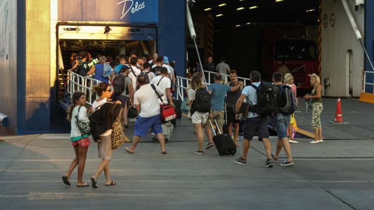 Το αδιαχώρητο στα λιμάνια από το πρωί, φεύγουν και οι τελευταίοι