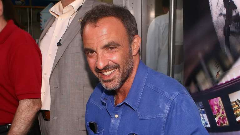 Ο Αλιάγας ποζάρει μόνο με την πετσέτα του και σκάει στα γέλια  [εικόνα]