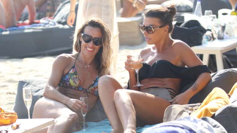 Πηγή Δεβετζή-Νίνα Λοτσάρη: Απόδραση για διακοπές στη Μύκονο