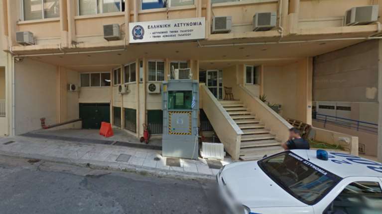 Παραδόθηκε ο Nιγηριανός που απειλούσε να αυτοκτονήσει στο Γαλάτσι