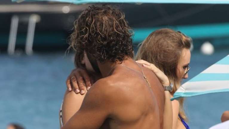 Ποιο ζευγάρι της ελληνικής showbiz ανταλλάζει καυτά φιλιά στη Μύκονο;