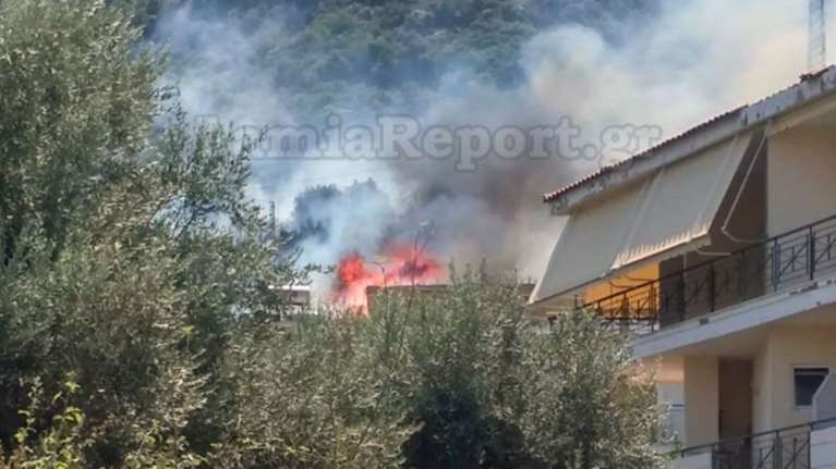 Υπό έλεγχο τέθηκε η φωτιά στα Καμένα Βούρλα πάνω από την Εθνική (ΦΩΤΟ)