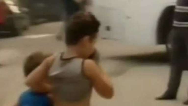 Φωτιά στον Κάλαμο: Η στιγμή της εκκένωσης των κατασκηνώσεων -video