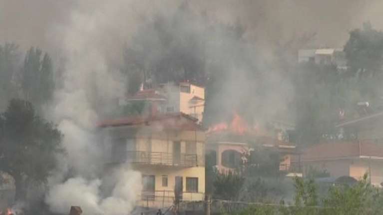 Εκτός ελέγχου η φωτιά σε Κάλαμο - Βαρνάβα: Απειλούνται σπίτια