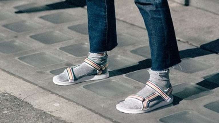 Κι όμως, το... πέδιλο-κάλτσα είναι το στιλ που αποθεώνουν τα fashion blogs