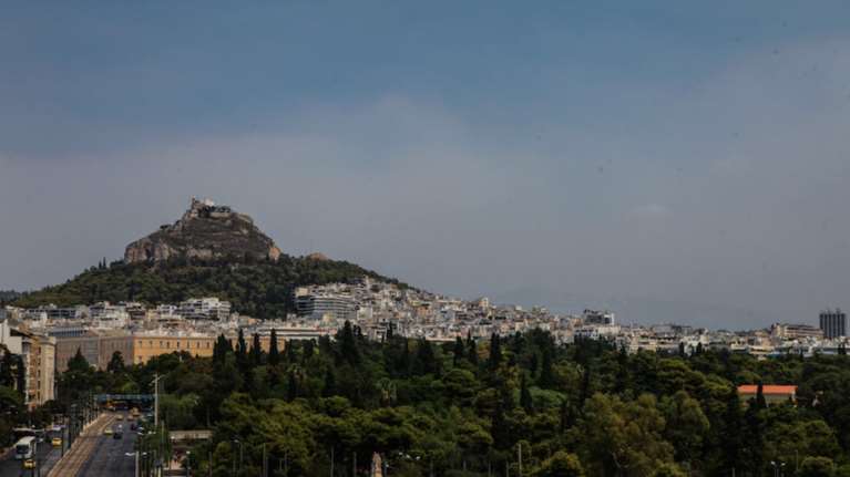 Σκέπασε τον ουρανό της Αττικής ο καπνός από τον Βαρνάβα