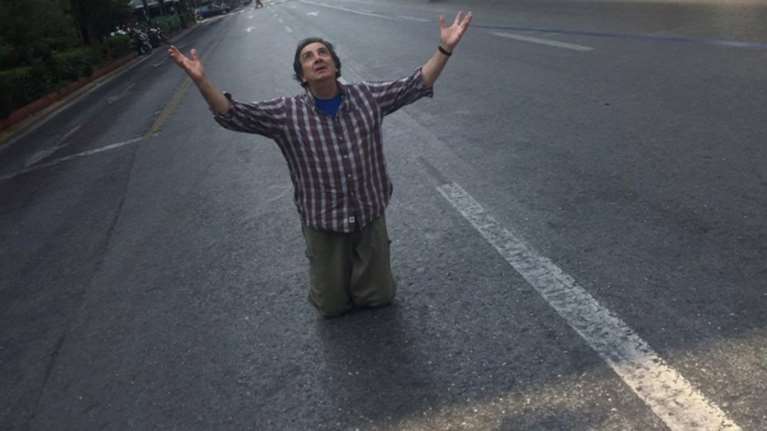 Ο Άγγελος Παπαδημητρίου "προσεύχεται" στην άδεια Αθήνα