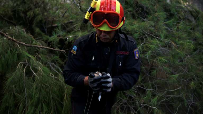 Η ανθρωπιά ενός πυροσβέστη σε μια συγκλονιστική φωτογραφία