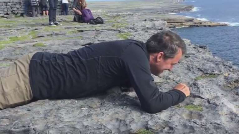 Νησιά Aran, Ιρλανδία: Τι κάνει ένας άνδρας με υψοφοβία για να δει τη θέα