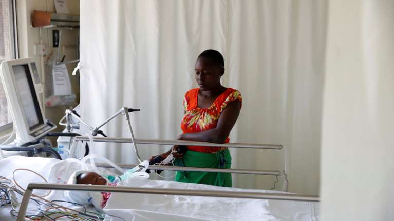 Σοκ: Νεκρό βρέφος έξι μηνών μετά από ξυλοδαρμό από αστυνομικούς