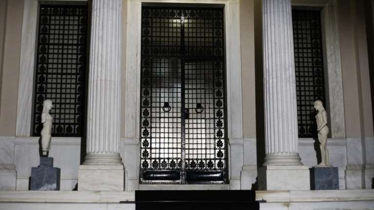 Μαξίμου σε Μητσοτάκη: Καλή επιστροφή στην ξαπλώστρα