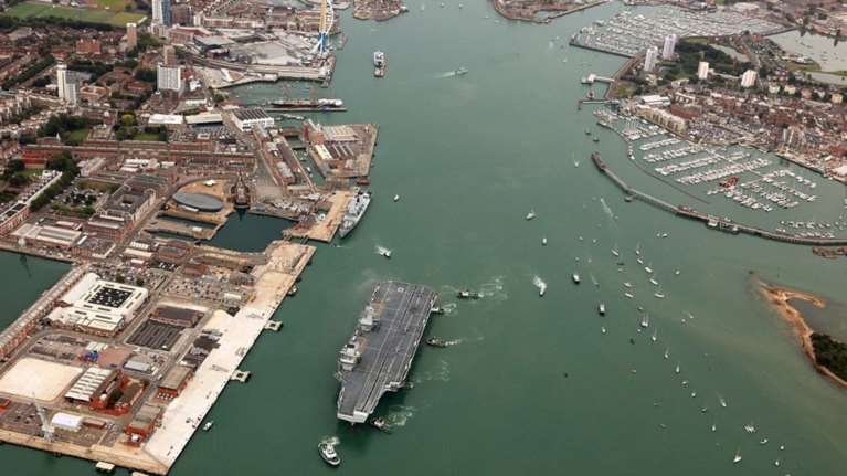 Το μεγαλύτερο αεροπλανοφόρο της Βρετανίας δένει στο Πόρτσμουθ-βίντεο