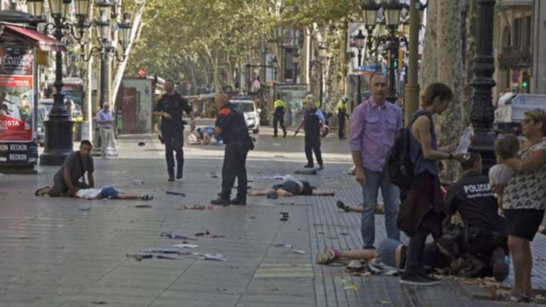 Σοκαριστικές εικόνες μετά την επίθεση στη Βαρκελώνη
