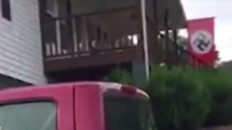 &quot;Γιατί έχεις σημαία με τη σβάστικα στον κήπο σου;&quot;