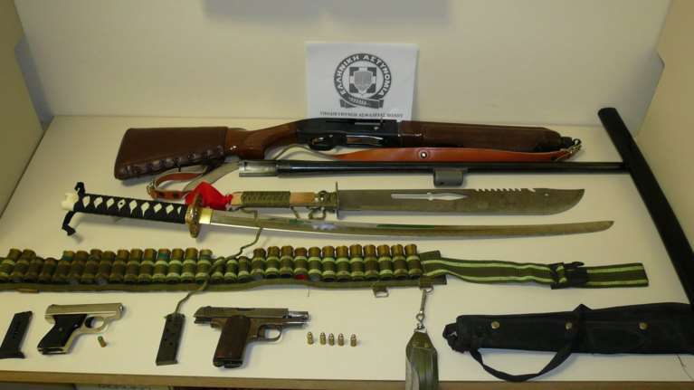 Όπλα και χατζάρες είχε ο επιχειρηματίας που πυροβόλησε εφοριακούς