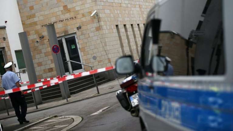 Επίθεση με μαχαίρι στη Γερμανία: Ενας νεκρός, σε εξέλιξη ανθρωποκυνηγητό