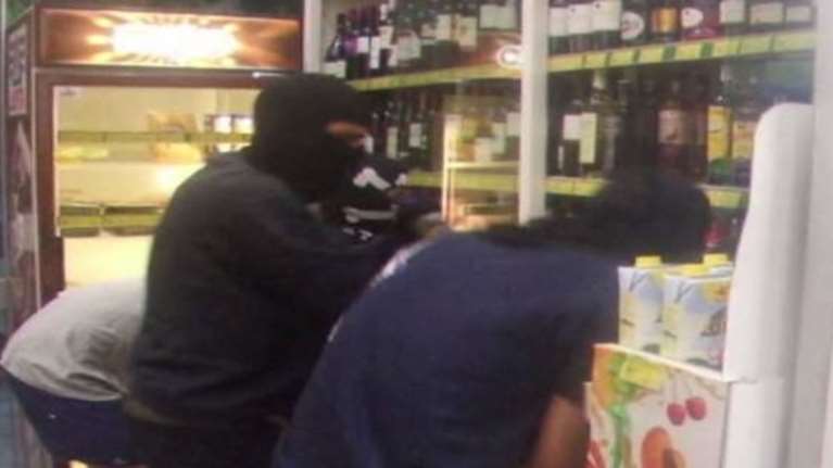 Έφοδος αναρχικών σε σούπερ μάρκετ των Εξαρχείων