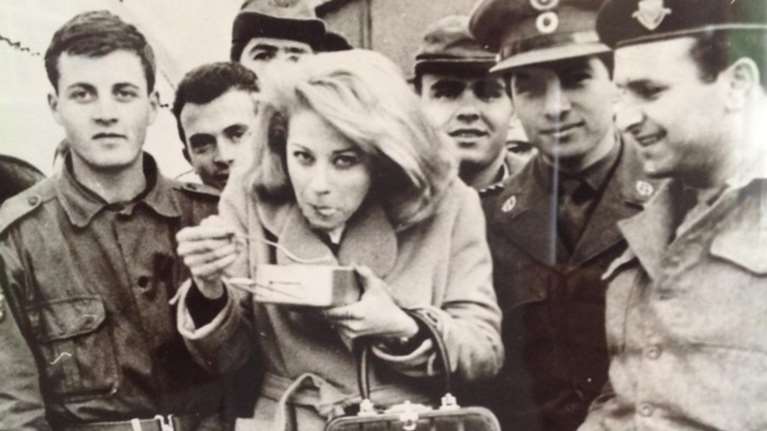 Η Ζωή Λάσκαρη κι οι «εκατό ζωές της» στο TheTOC