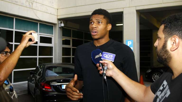 O Αντετοκούνμπο στο ΟΑΚΑ για να (απο)χαιρετίσει τους συμπαίκτες του