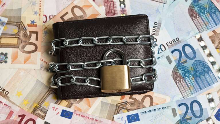 «Βροχή» οι κατασχέσεις, 761.000 ραβασάκια από την εφορία