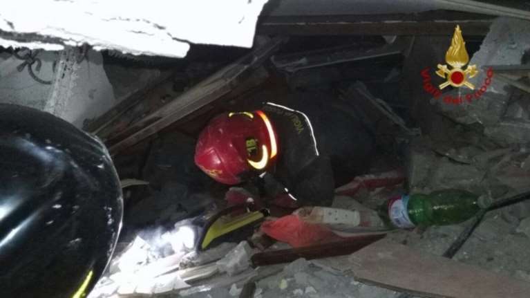 Ιταλία: Η διάσωση ενός μωρού 7 μηνών από τα ερείπια [video]