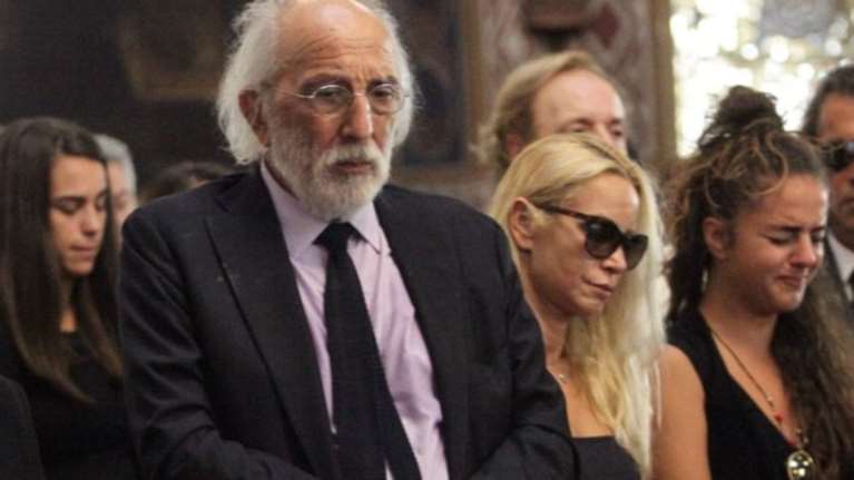 Aπαρηγόρητη η εγγονή της Ζωής Λάσκαρη στην κηδεία της γιαγιάς της