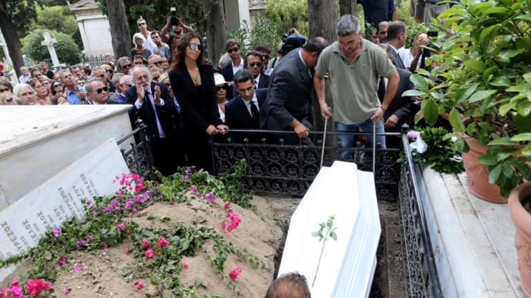 Οι αγαπημένες της βουκαμβίλιες «σκέπασαν» τη Ζωή Λάσκαρη