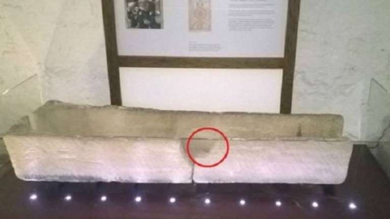 Προκάλεσαν ζημιά σε σαρκοφάγο 800 ετών για μια φωτογραφία