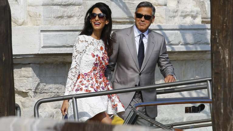 Το ανατρεπτικό ντύσιμο της Αμάλ Κλούνεϊ &amp; το παθιασμένο φιλί με τον Τζορτζ